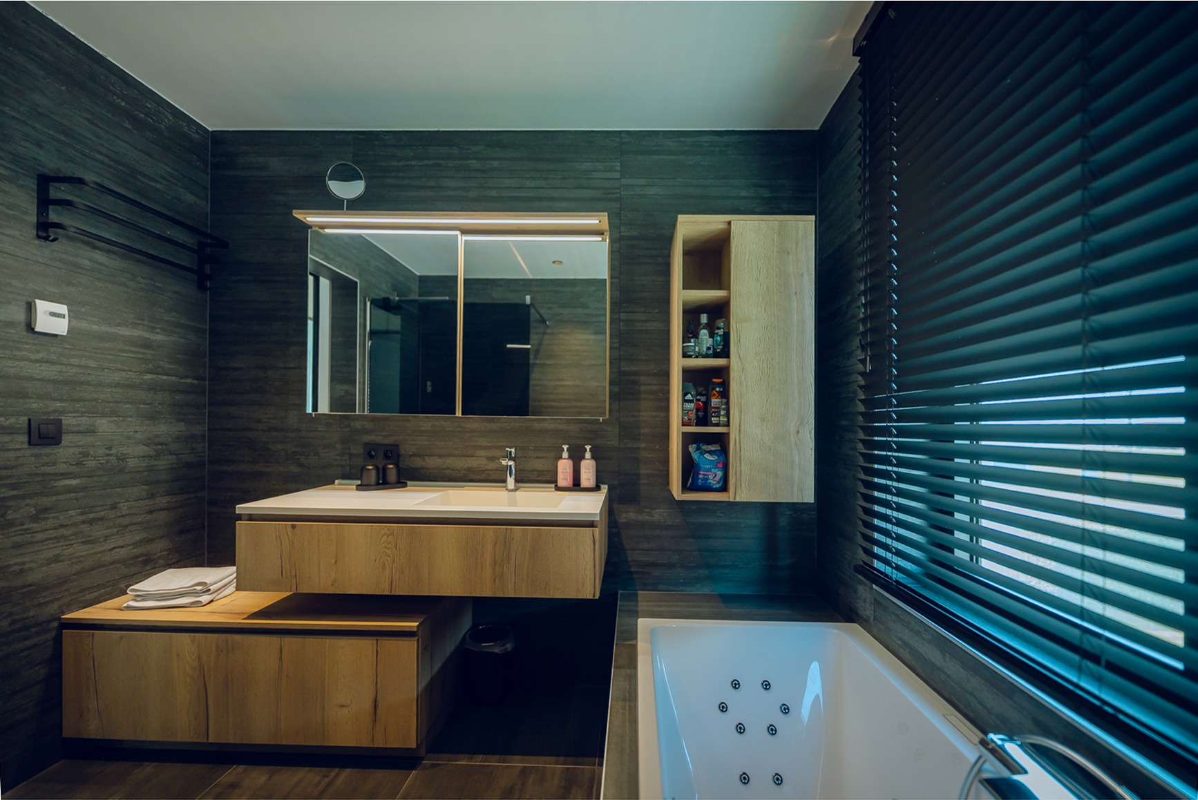 Moderne badkamer met jacuzzi