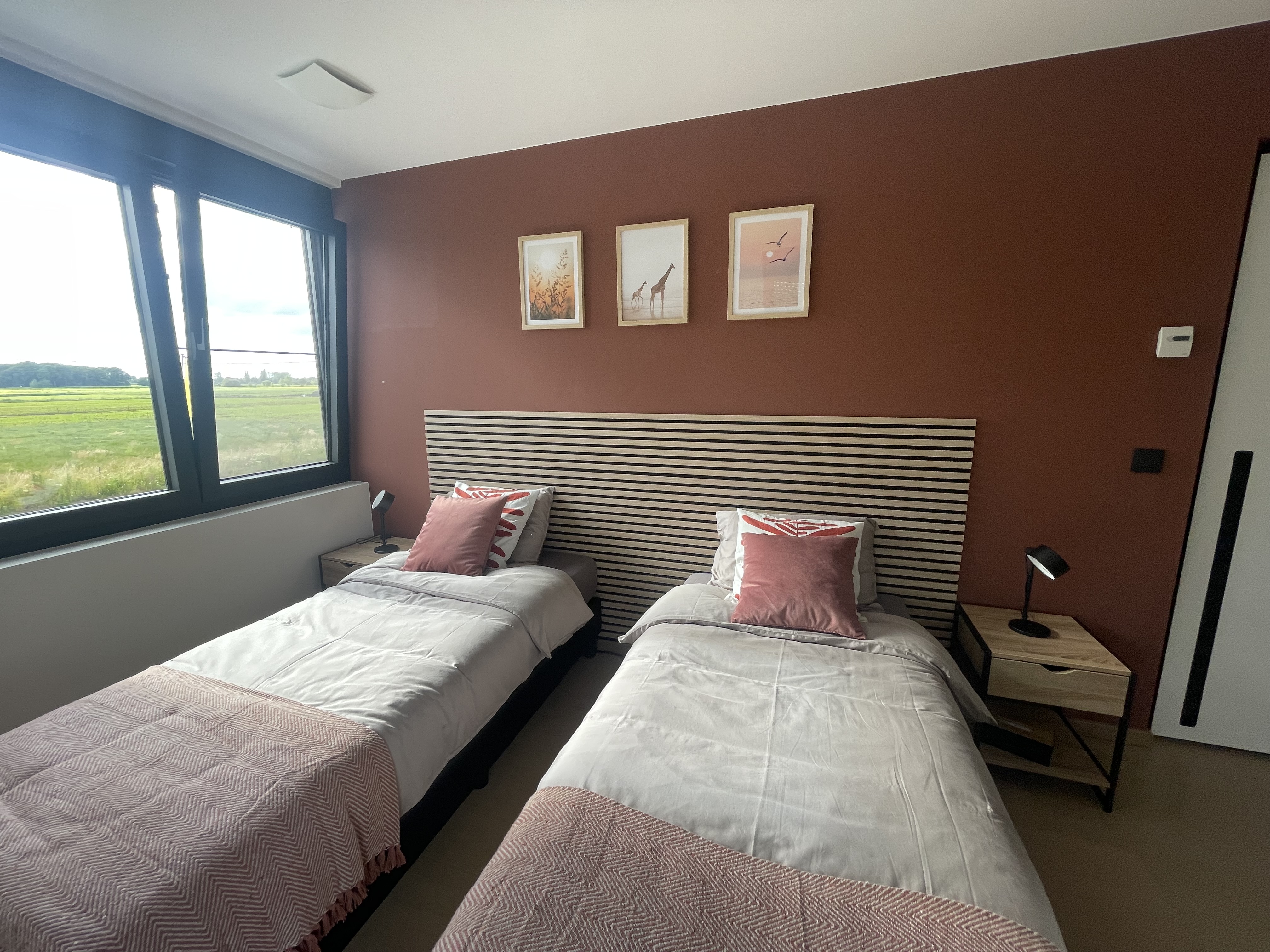 Terracotta slaapkamer met twee eenpersoonsbedden
