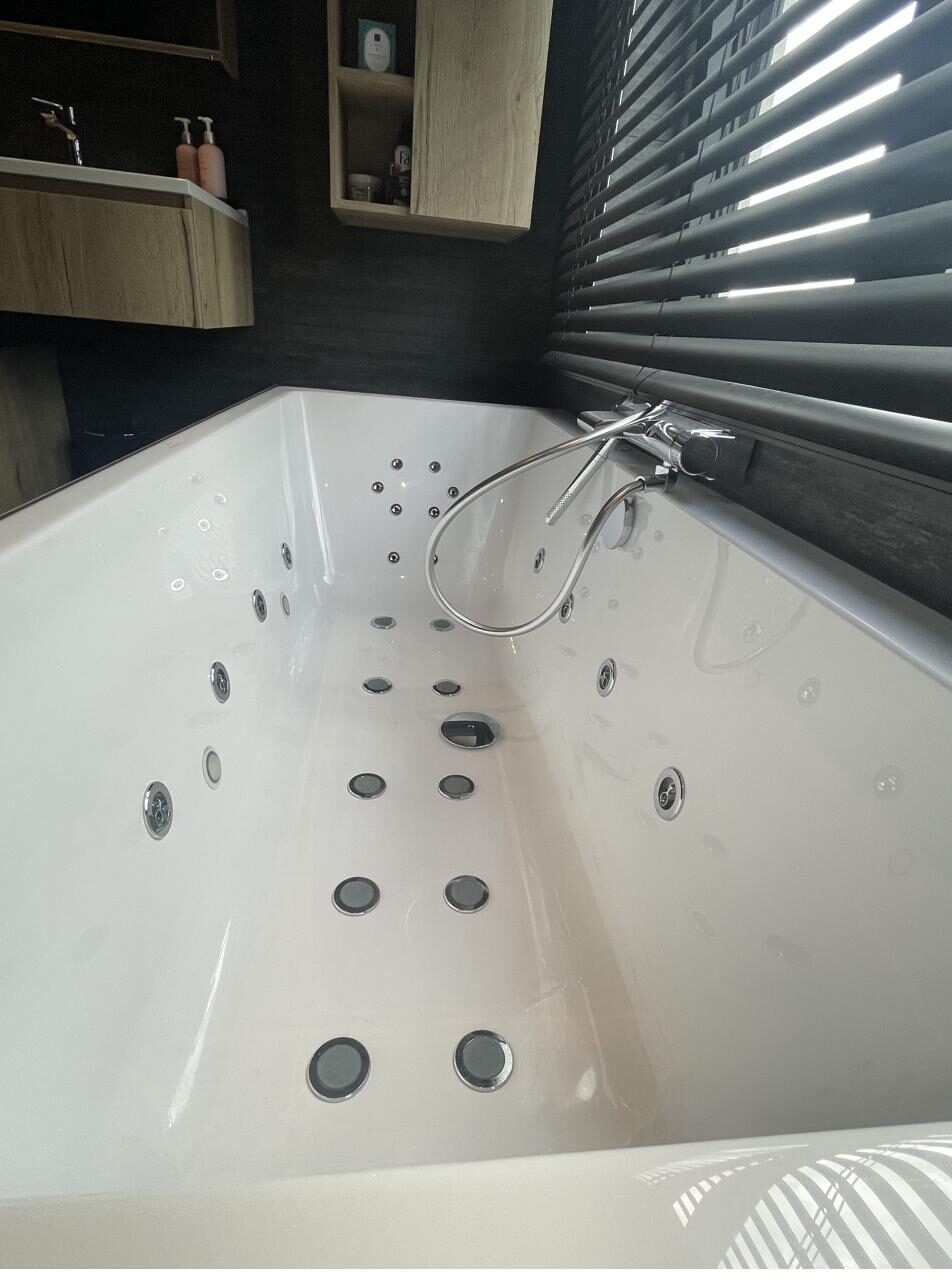 Moderne badkamer met jacuzzi